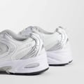 New Balance – 530 – Sneaker in Weiß und Silber