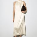 COS  Midikleid aus Satin in Knitteroptik - Ecru