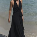 MITTLANGES HALTERNECK-KLEID AUS GAZE MIT SCHLEIFE