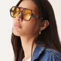 ASOS DESIGN – Piloten-Sonnenbrille in milchiger Schildpattoptik mit gelben Gläsern