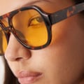 ASOS DESIGN – Piloten-Sonnenbrille in milchiger Schildpattoptik mit gelben Gläsern