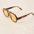 ASOS DESIGN – Piloten-Sonnenbrille in milchiger Schildpattoptik mit gelben Gläsern