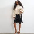 Topshop Bermudashorts mit Satinoptik und Spitzeneinsatz in Schwarz