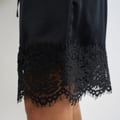 Topshop Bermudashorts mit Satinoptik und Spitzeneinsatz in Schwarz