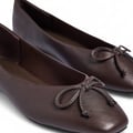 Ballerinas mit eckiger Spitze und Schleife