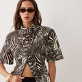 ASOS DESIGN asymmetrischer Blazer mit kurzen Ärmeln und Zebra-Print