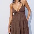 Stradivarius  - Fließendes Minikleid mit Rückenschnürung