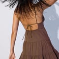 Stradivarius  - Fließendes Minikleid mit Rückenschnürung