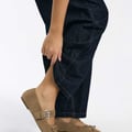 Bershka – Ballerinas in Hellbraun mit Schnalle