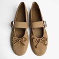 Bershka – Ballerinas in Hellbraun mit Schnalle