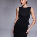 ASOS DESIGN – Midi-Bleistiftkleid aus neoprenartigem Material in Schwarz mit Schößchenoberteil im Korsettdesign
