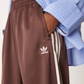 adidas Originals – Jogginghose aus Satin in Braun mit weitem Schnitt