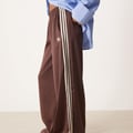 adidas Originals – Jogginghose aus Satin in Braun mit weitem Schnitt