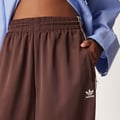 adidas Originals – Jogginghose aus Satin in Braun mit weitem Schnitt