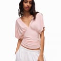 Bershka – Gerafftes T-Shirt in Rosa mit V-Ausschnitt