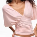 Bershka – Gerafftes T-Shirt in Rosa mit V-Ausschnitt
