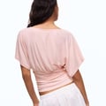 Bershka – Gerafftes T-Shirt in Rosa mit V-Ausschnitt