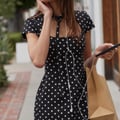 KURZES KLEID MIT BINDEGÜRTEL UND PUNKTEN