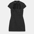 KURZES KLEID MIT BINDEGÜRTEL UND PUNKTEN