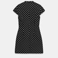 KURZES KLEID MIT BINDEGÜRTEL UND PUNKTEN