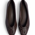 Ballerinas mit eckiger Spitze und Schleife
