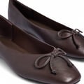 Ballerinas mit eckiger Spitze und Schleife