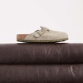 Birkenstock Boston Clogs aus Wildleder in verblasstem Khaki
