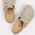Birkenstock Boston Clogs aus Wildleder in verblasstem Khaki