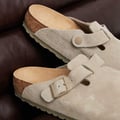 Birkenstock Boston Clogs aus Wildleder in verblasstem Khaki