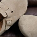 Birkenstock Boston Clogs aus Wildleder in verblasstem Khaki