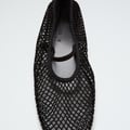 Mesh-Ballerinas mit Riemen