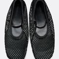 Mesh-Ballerinas mit Riemen