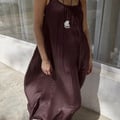 Trägerkleid mit gerafftem Volumen