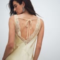 4th & Reckless – Maxikleid aus Satin in Zitronengelb mit Wasserfallausschnitt und Rückenschnürung
