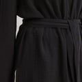 Strukturierte, fließende Bluse mit Gürtel