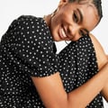 ASOS DESIGN – Strukturiertes Midikleid in Schwarz-weiß gepunktet
