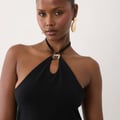 ASOS DESIGN kompaktes Baumwoll-Top mit Neckholder und Schlüssellochausschnitt mit Goldbesatz in Schwarz