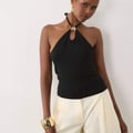 ASOS DESIGN kompaktes Baumwoll-Top mit Neckholder und Schlüssellochausschnitt mit Goldbesatz in Schwarz