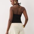 ASOS DESIGN kompaktes Baumwoll-Top mit Neckholder und Schlüssellochausschnitt mit Goldbesatz in Schwarz