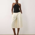 ASOS DESIGN kompaktes Baumwoll-Top mit Neckholder und Schlüssellochausschnitt mit Goldbesatz in Schwarz