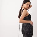 ASOS DESIGN – Kleid aus Netzstoff mit Schwalbenschwanz