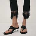 ASOS DESIGN – Caprihose aus Ponté-Stoff in Schwarz mit Fransensaum