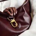 ASOS DESIGN – Weiche Tragetasche in Burgunderrot mit auffälligem Schnallendetail
