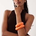 ASOS DESIGN – 2er-Pack Armreifen aus Kunstharz in Koralle