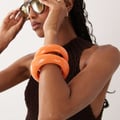ASOS DESIGN – 2er-Pack Armreifen aus Kunstharz in Koralle