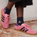 adidas Originals – Gazelle Indoor – Sneaker in Rosa und Schwarz mit Gummisohle