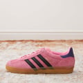 adidas Originals – Gazelle Indoor – Sneaker in Rosa und Schwarz mit Gummisohle