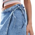 ASOS DESIGN – Jeans-Skort in Mittelblau mit A-Linien-Schnitt
