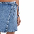 ASOS DESIGN – Jeans-Skort in Mittelblau mit A-Linien-Schnitt