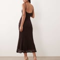 Bardot – Karla – Midi-Trägerkleid aus Spitze und Netzstoff in Schokobraun mit goldfarbenem Besatz